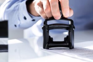 אדם משתמש בחותמת.